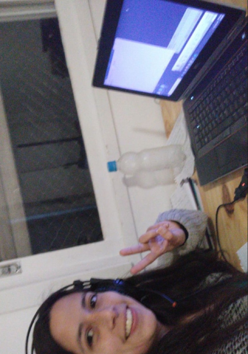 Lorena trabajando en un call center