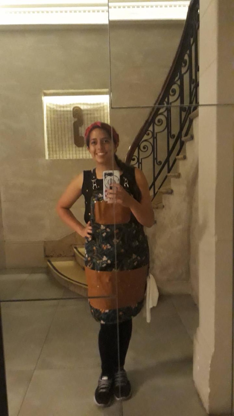 Lorena trabajando de mesera